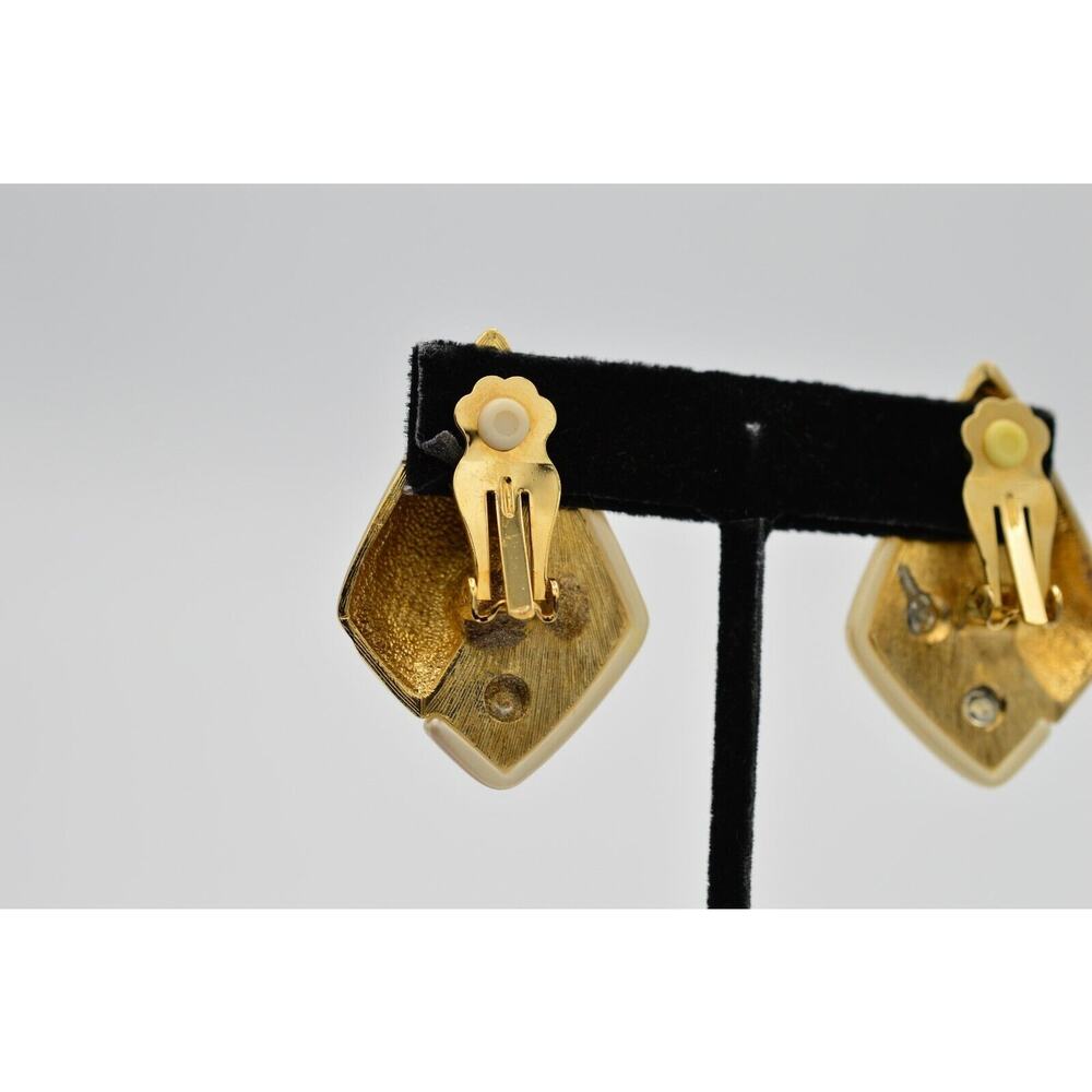 Vintage Statement Clip On Earrings Gold White Frosted Pearl Chunky 1.5" 1980s 9G - Picture 9 of 10